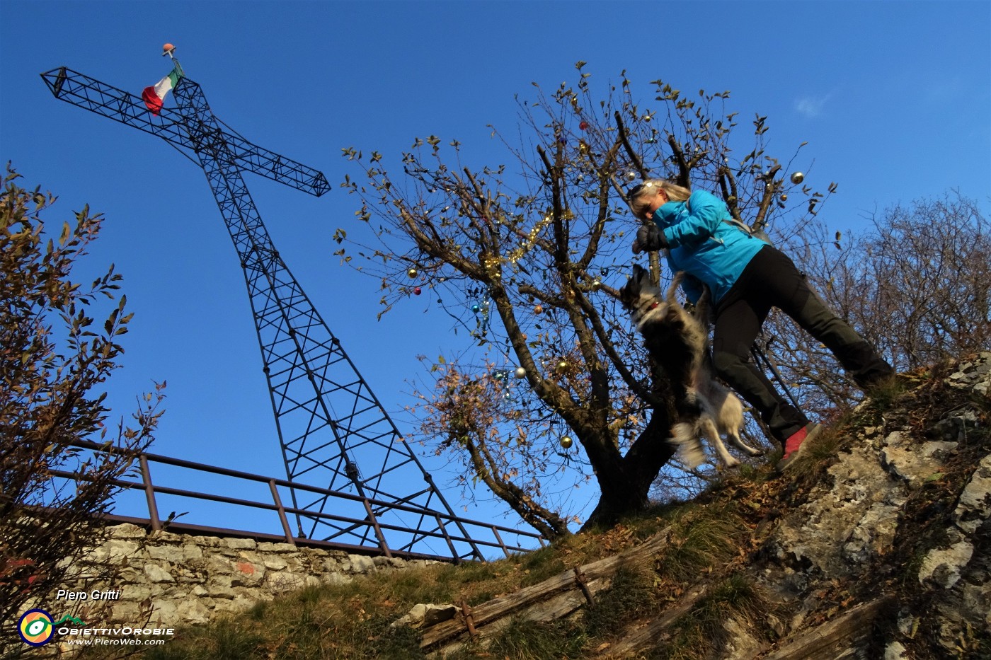68 Alla croce del Monte Ubione (895 m).JPG